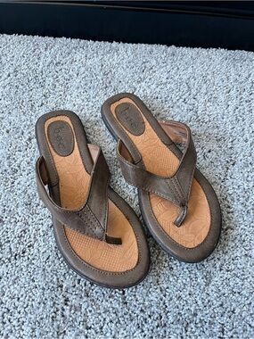 b.o.c. Brown Leather Thong Sandals with Tan Footbed